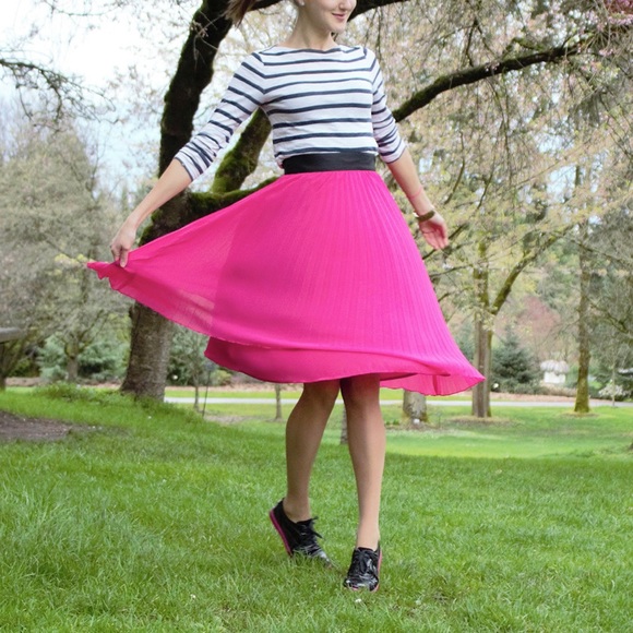 SOLD Pink Pleated Midi Skirt H&M - Picture 4 of 9